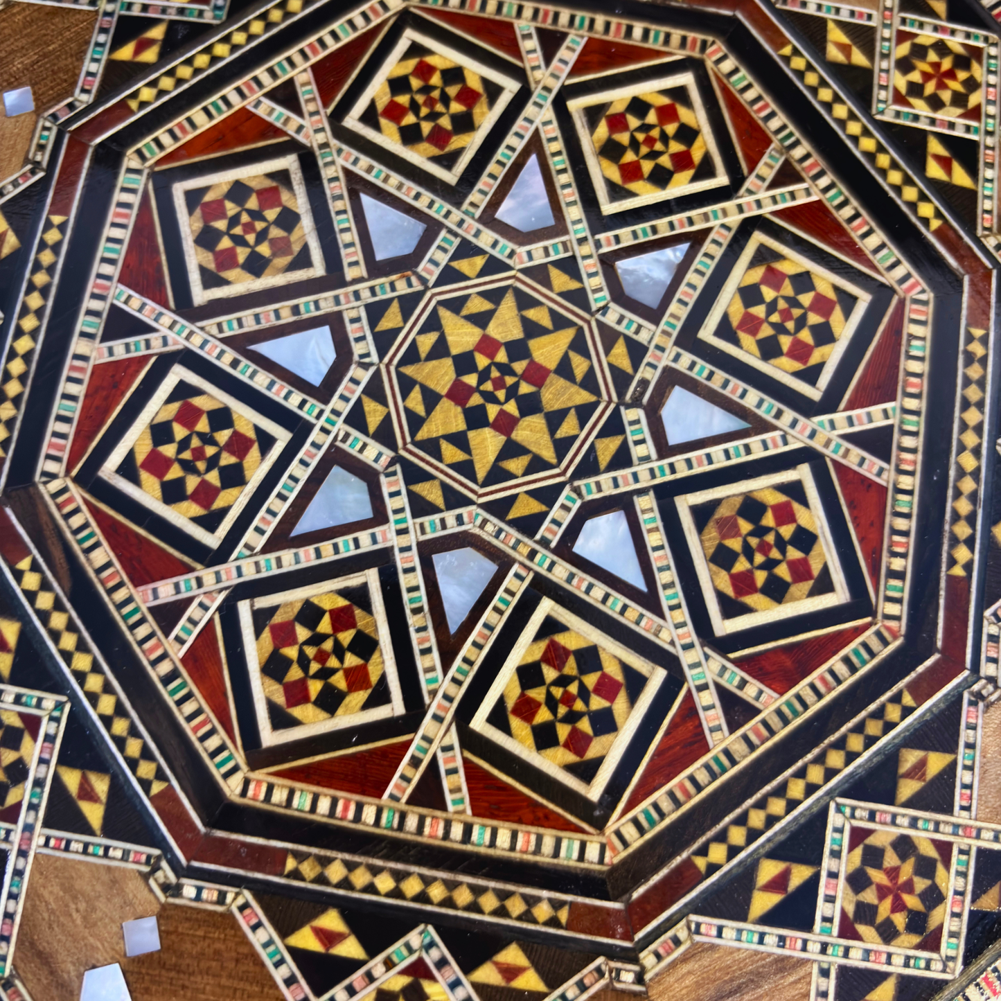 Scatola Artigianale in Mosaico Damasceno – Madreperla e Velluto