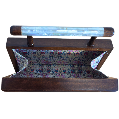 The Garden of Noor – Lüks Şam El Çantası, Çiçek Motifli Sedef İşleme ve Brokar Astar