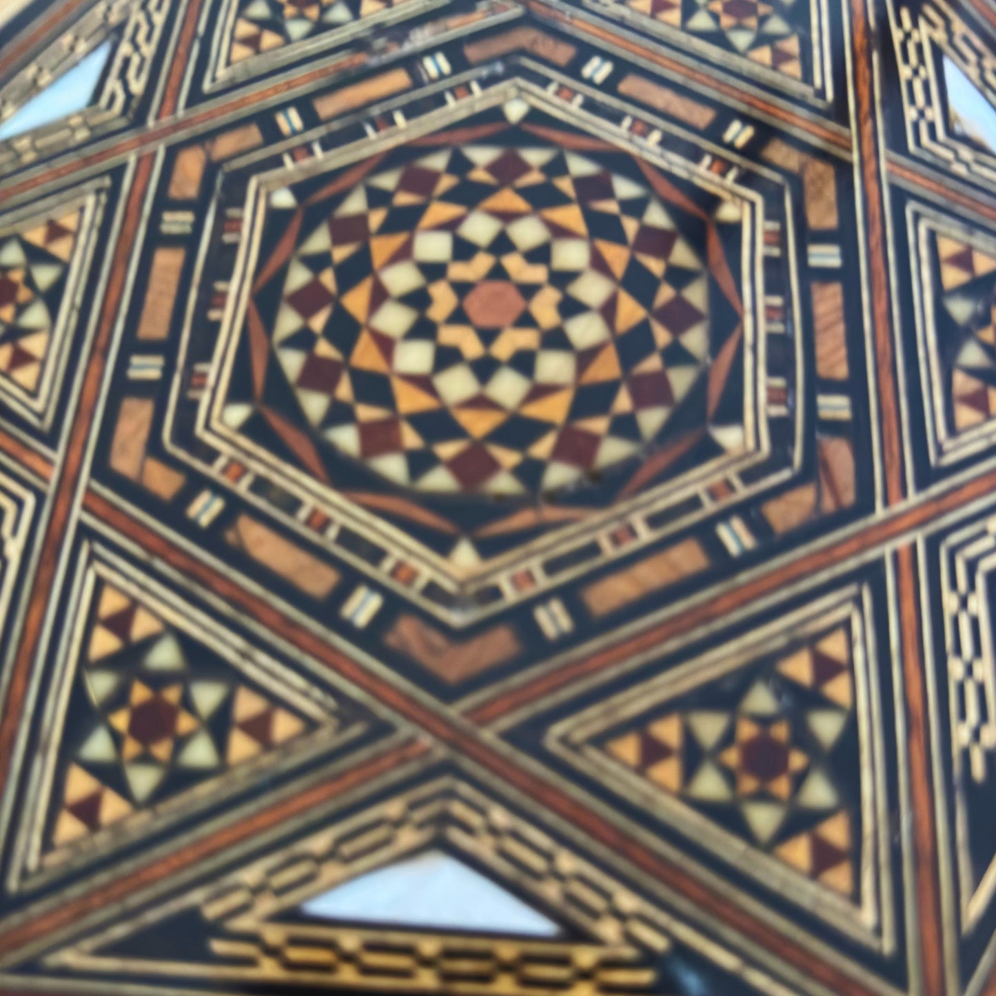 صندوق موزاييك دمشقي من إبداع الحرفي غابي الدايه – مطعّم بالصدف وبطانة مخملية فاخرة