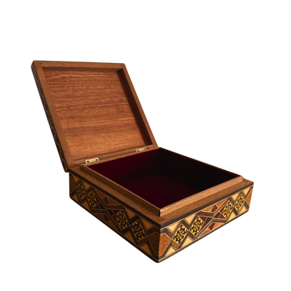 صندوق موزاييك دمشقي فاخر من إبداع المعلم غابي الدايه – مطعّم بالصدف ومبطن بالمخمل