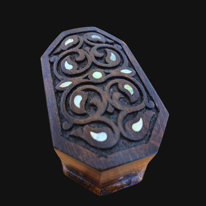 صندوق محفور يدويًا من خشب الزان ومطعّم بالصدف – لمسة فاخرة بلون الجوز