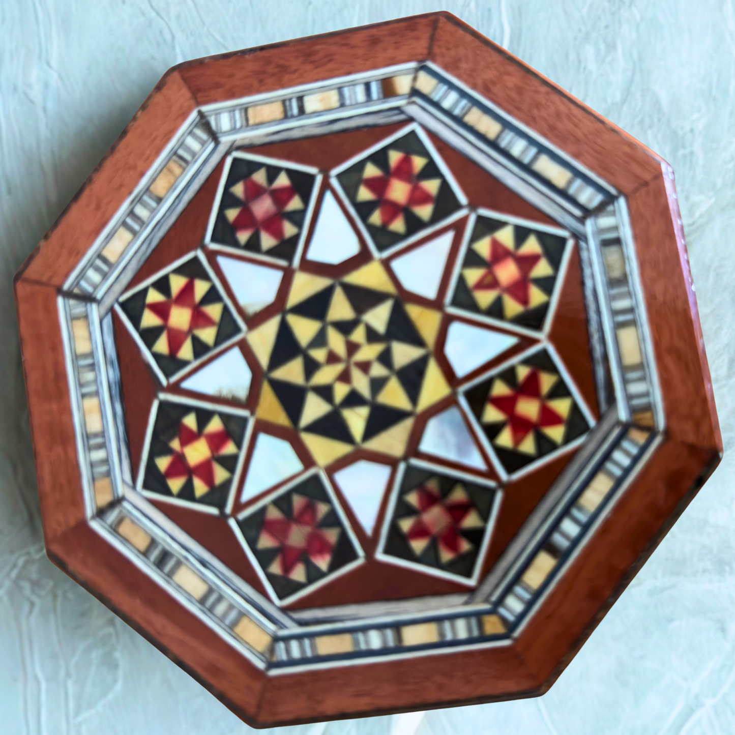 صندوق مجوهرات موزاييك دمشقي – مصنوع يدويًا من الخشب ومطعّم بالصدف بلون الفخار الدافئ