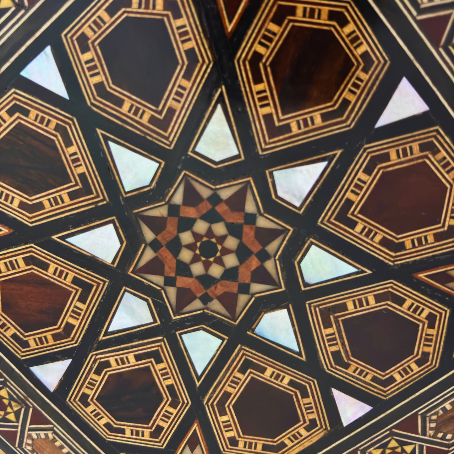 صندوق موزاييك دمشقي فاخر من إبداع المعلم غابي الدايه – مطعّم بالصدف ومبطن بالمخمل