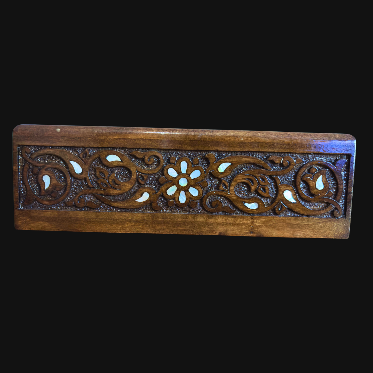 علبة مناديل محفورة يدويًا من خشب الزان ومطعمة بالصدف –  مصقول بلون الجوز الطبيعي