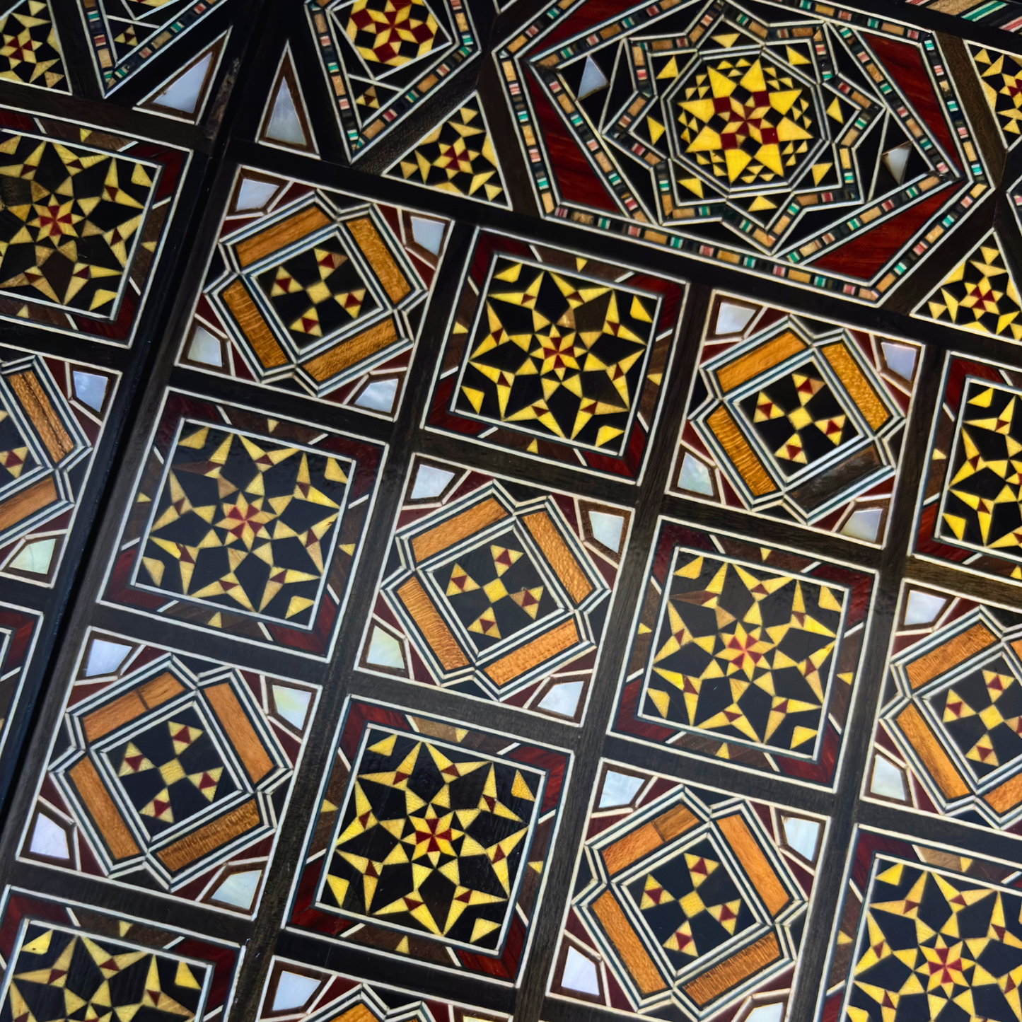 Set di Scacchi e Backgammon Heritage – Artigianato Damasceno in Mosaico