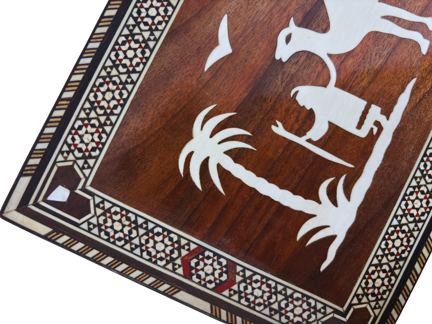 صندوق موزاييك للجِمال من عام 1970 – فن دمشقي يدوي نادر