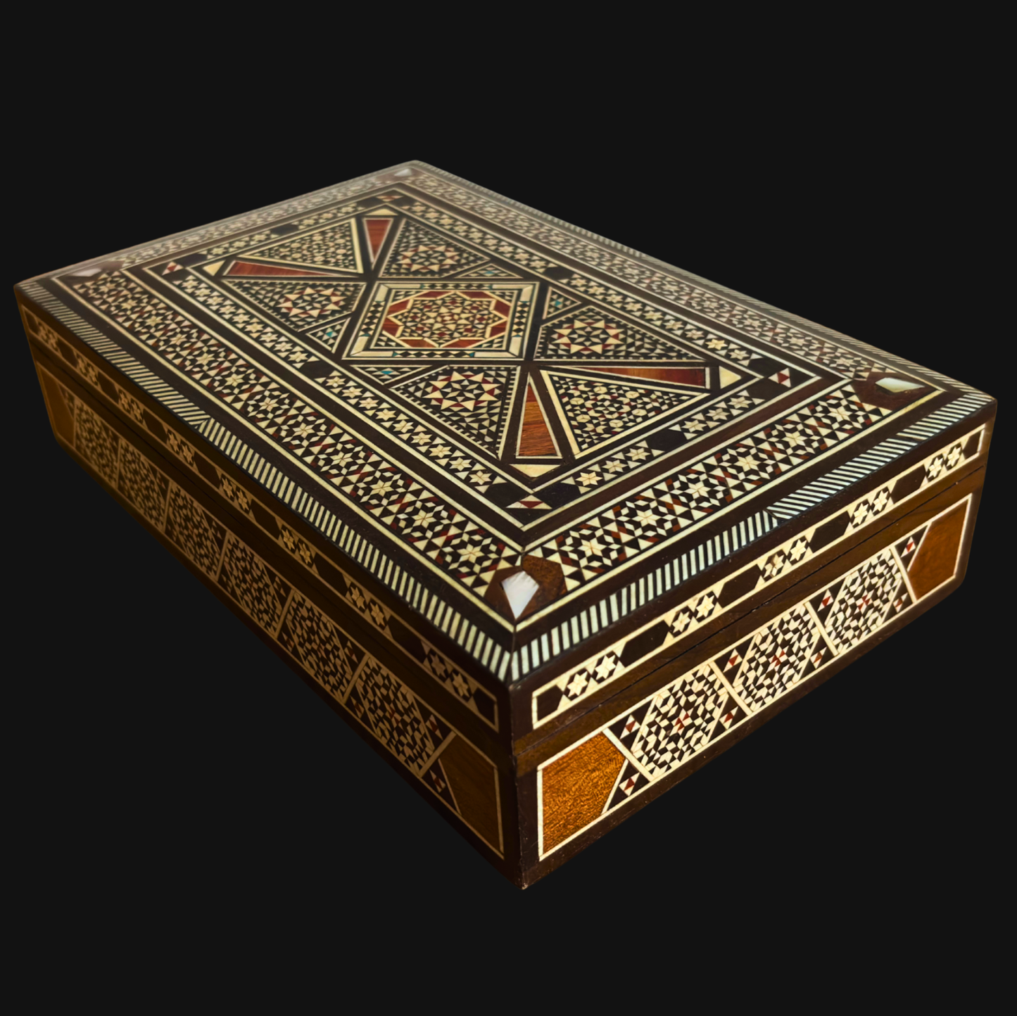 صندوق مجوهرات دمشقي قديم 1970 – مطعّم بالصدف الطبيعي