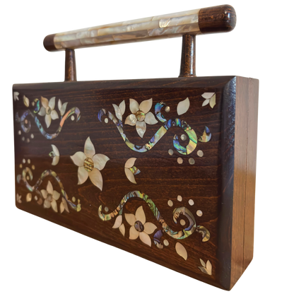 The Garden of Noor – Lüks Şam El Çantası, Çiçek Motifli Sedef İşleme ve Brokar Astar