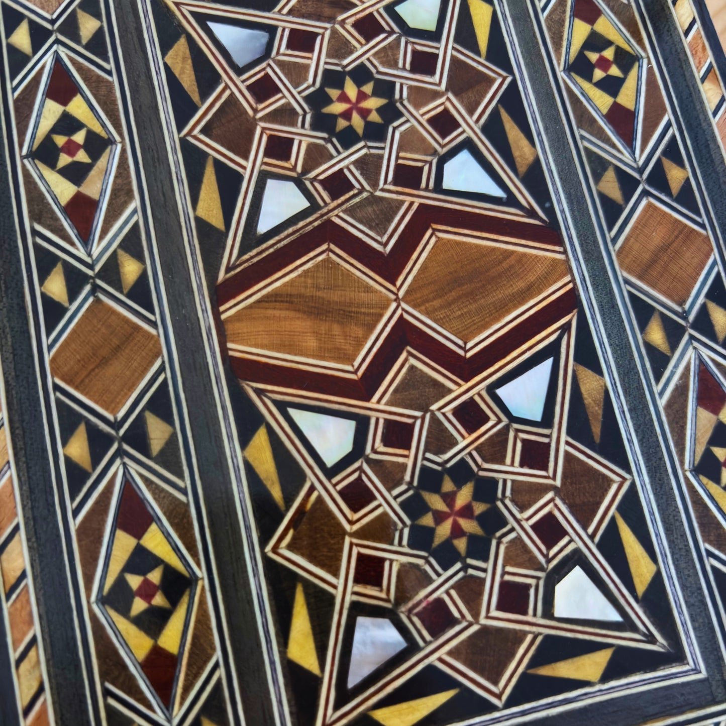 حقيبة يد موزاييك دمشقية مطعّمة بالصدف – أناقة شرقية فاخرة