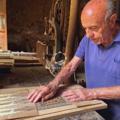 طاولة شطرنج وطاولة زهر موزاييك دمشقي فاخرة من صنع غابي الدايه – مطعّمة بالصدف