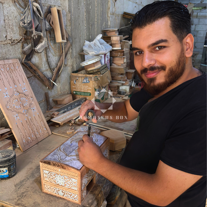 صندوق محفور يدويًا من خشب الزان ومطعّم بالصدف – لمسة فاخرة بلون الجوز