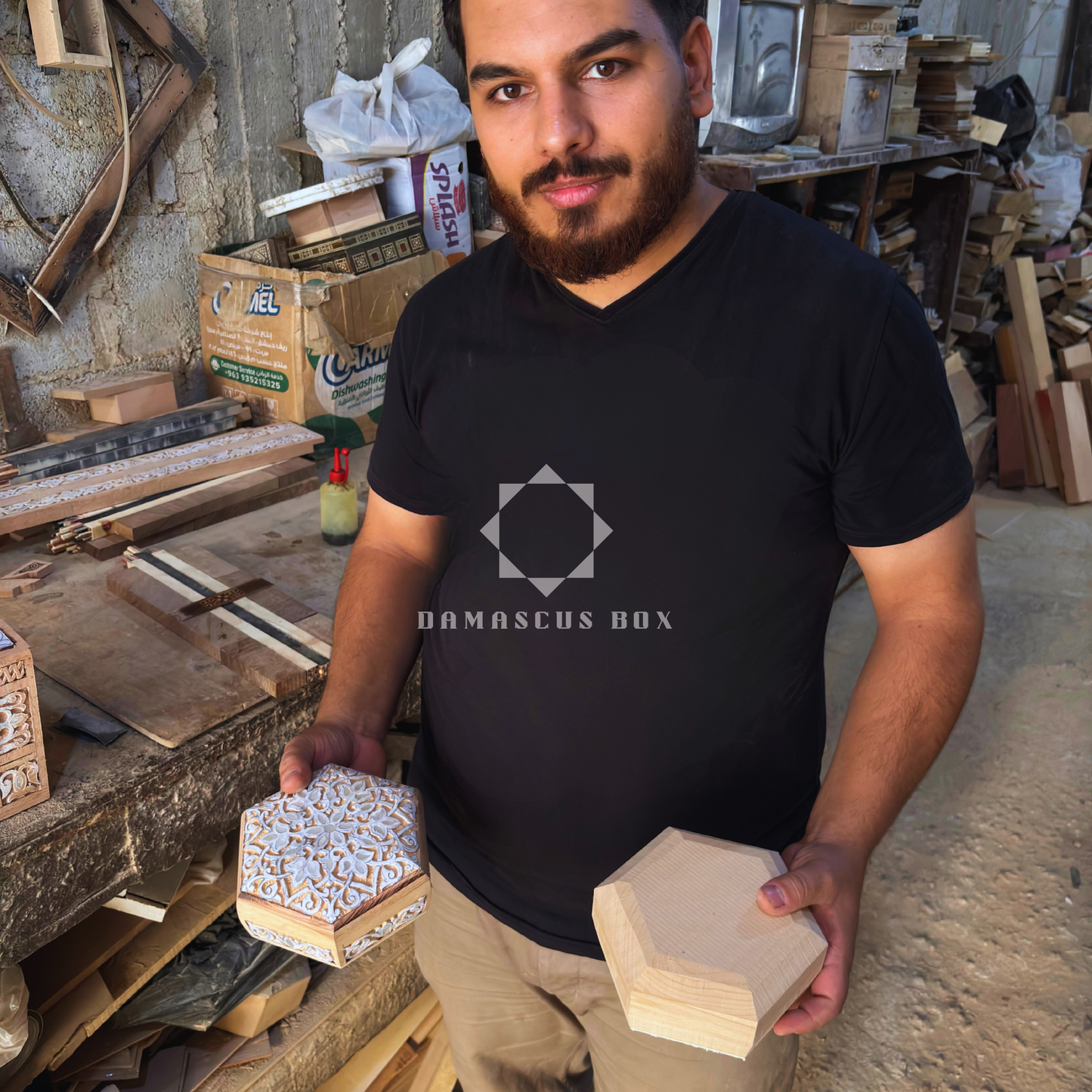 صندوق محفور يدويًا من خشب الزان ومطعّم بالصدف – لمسة فاخرة بلون الجوز