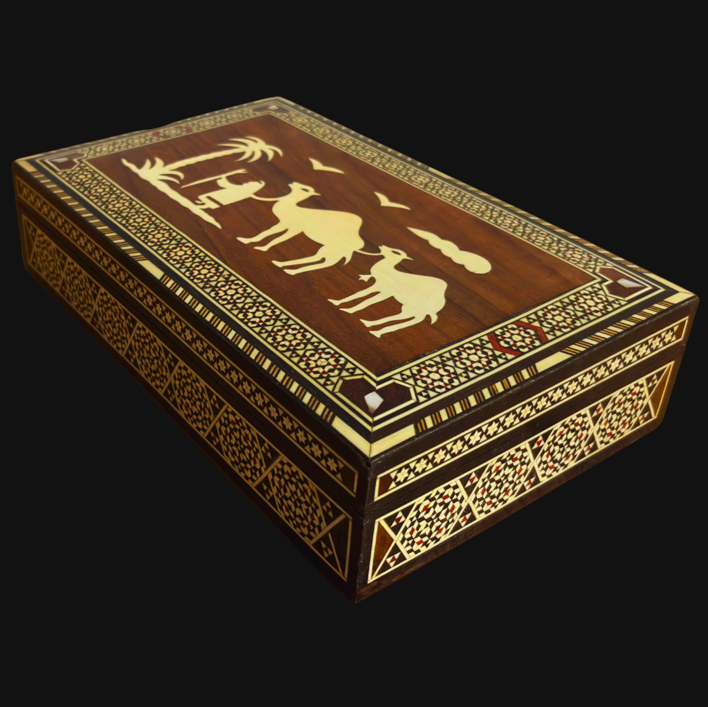 صندوق موزاييك للجِمال من عام 1970 – فن دمشقي يدوي نادر