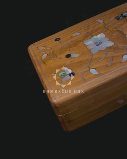 صندوق دمشقي فاخر – تطعيم بالصدف وبراعة المشغل العربي