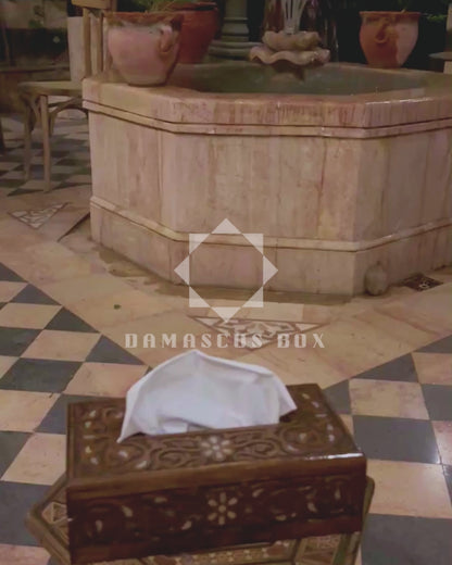 علبة مناديل محفورة يدويًا من خشب الزان ومطعمة بالصدف –  مصقول بلون الجوز الطبيعي