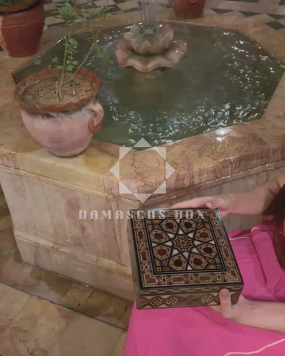 صندوق موزاييك دمشقي فاخر من إبداع المعلم غابي الدايه – مطعّم بالصدف ومبطن بالمخمل