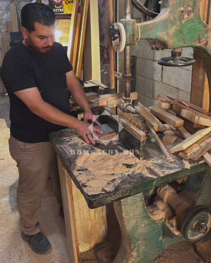 صندوق محفور يدويًا من خشب الزان ومطعّم بالصدف – لمسة فاخرة بلون الجوز