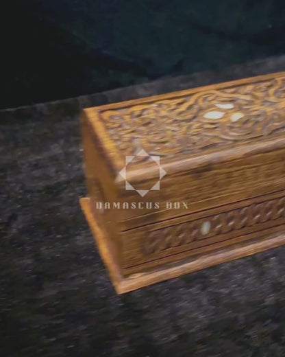 صندوق محفور يدوي فاخر – تطعيم بالصدف وأناقة مخملية