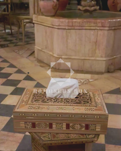 علبة مناديل خشبية محفورة يدويًا – تصميم دمشقي بمخمل أحمر فاخر من الداخل