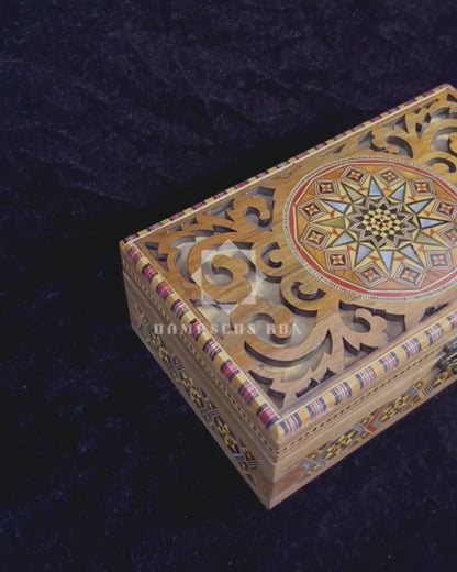 صندوق موزاييك دمشقي فاخر مطعّم بالصدف ومبطّن بالمخمل