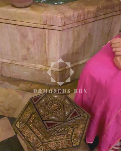 صندوق موزاييك دمشقي من إبداع الحرفي غابي الدايه – مطعّم بالصدف وبطانة مخملية فاخرة