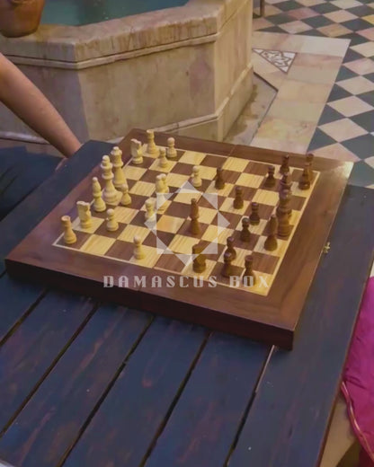 طاولة شطرنج و زهر دمشقية فاخرة من صنع الحرفي غابي الدايه – تصميم  كلاسيكي من الخشب الطبيعي